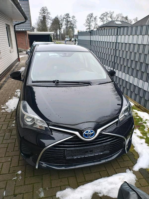 Gebraucht Toyota Yaris Hybrid 75 PS (55 kW) 2017 Schwarz Kleinwagen