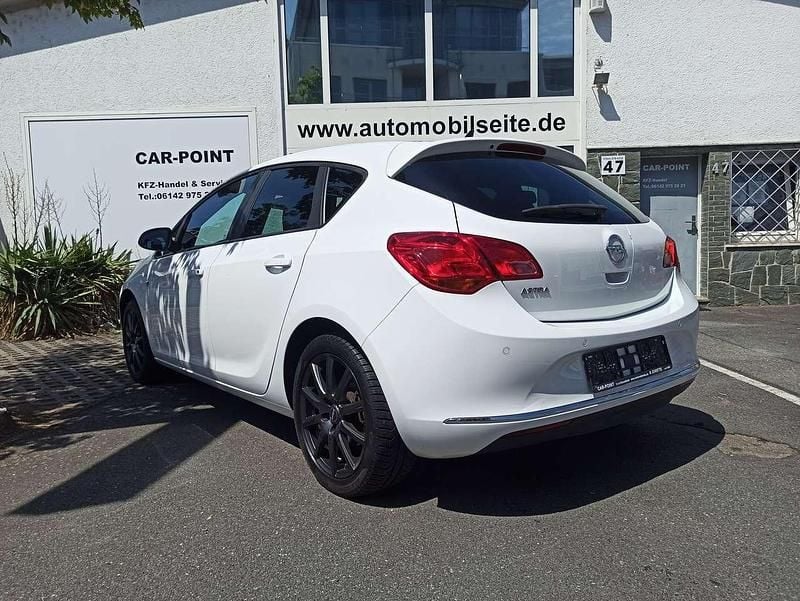 Gebraucht Opel Astra 120 PS (88 kW) 2014 Schneeweiss/summitwhite/arctic Kleinwagen