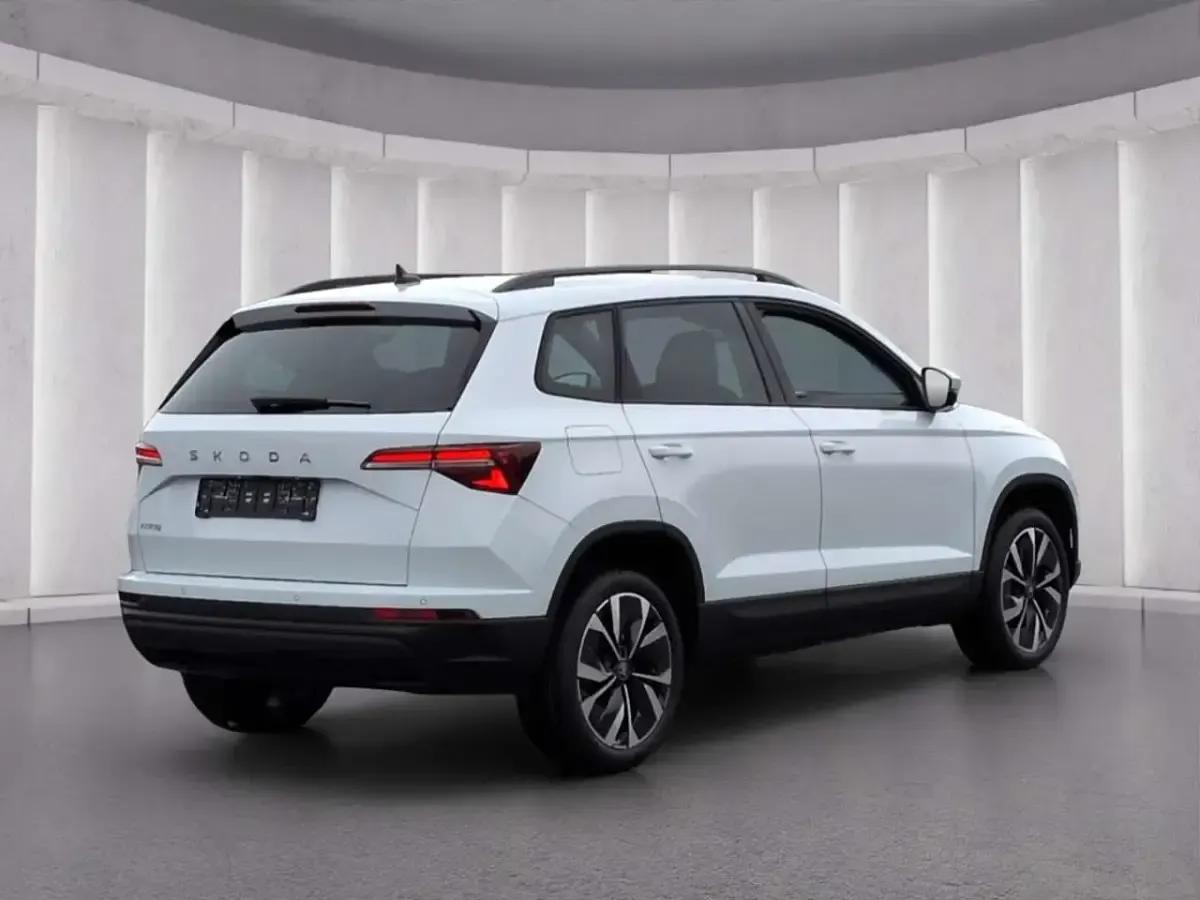 Neu Skoda Karoq 150 PS (110 kW) 2026 Moonweiss metallic SUV