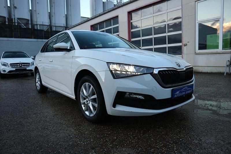 Weiß Gebraucht 2022 Skoda Scala Ambition Kleinwagen | 15.860 € (Guter Preis) - Bild 1/4