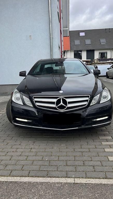 Schwarz Gebraucht 2012 Mercedes E220 Avantgarde Coupé | 9.999 € (Guter Preis) - Bild 1/4