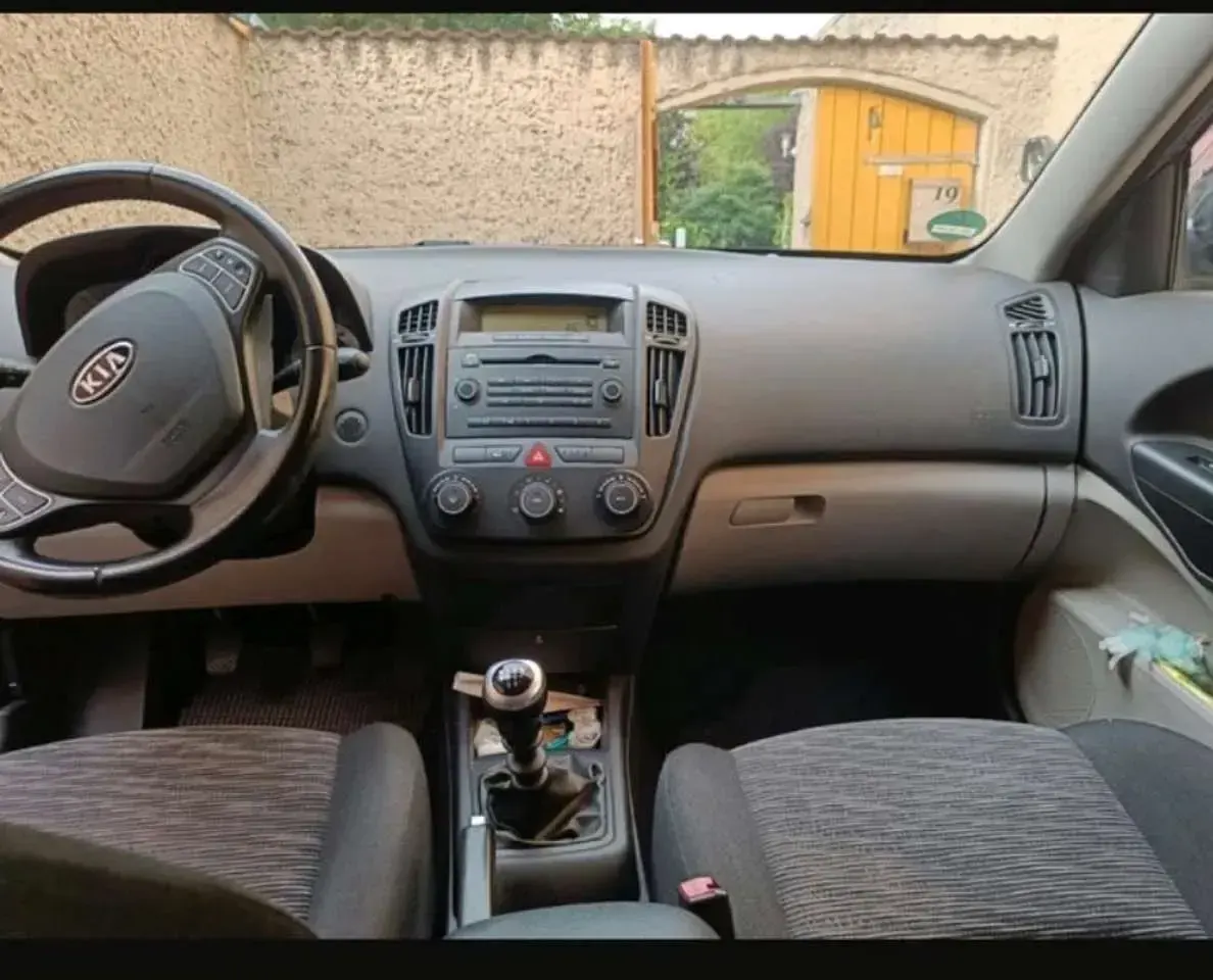 Gebraucht Kia Ceed LX 126 PS (92 kW) 2009 Gomeragrau met. Kleinwagen