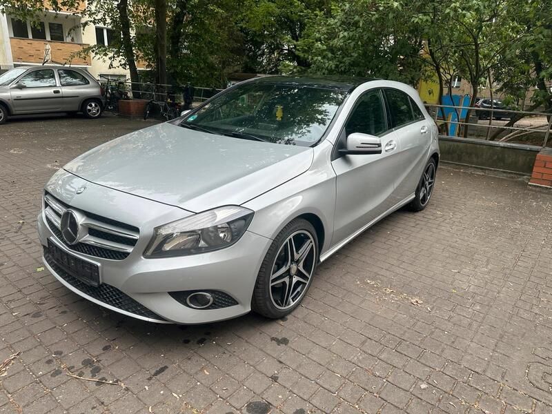 Silber Gebraucht 2013 Mercedes A180 Limousine | 11.500 € - Bild 1/4