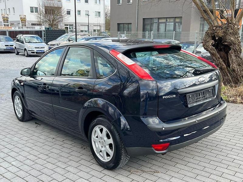 Gebraucht Ford Focus Trend 116 PS (85 kW) 2006 Blau Limousine