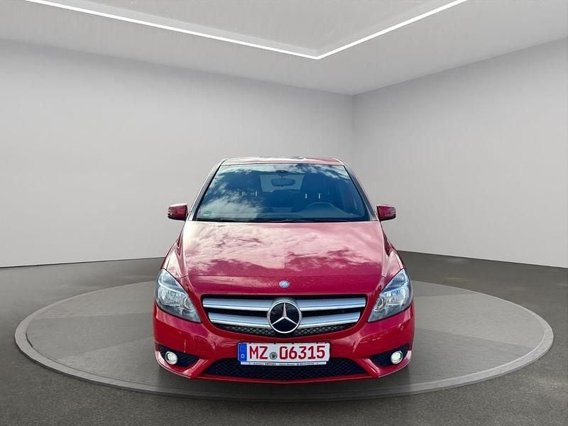 Gebraucht Mercedes B200 Sport 156 PS (114 kW) 2013 Rot Van / Kleinbus
