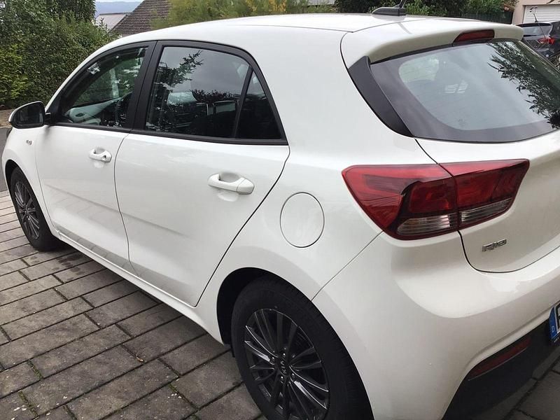 Gebraucht Kia Rio 84 PS (61 kW) 2021 Weiß Limousine