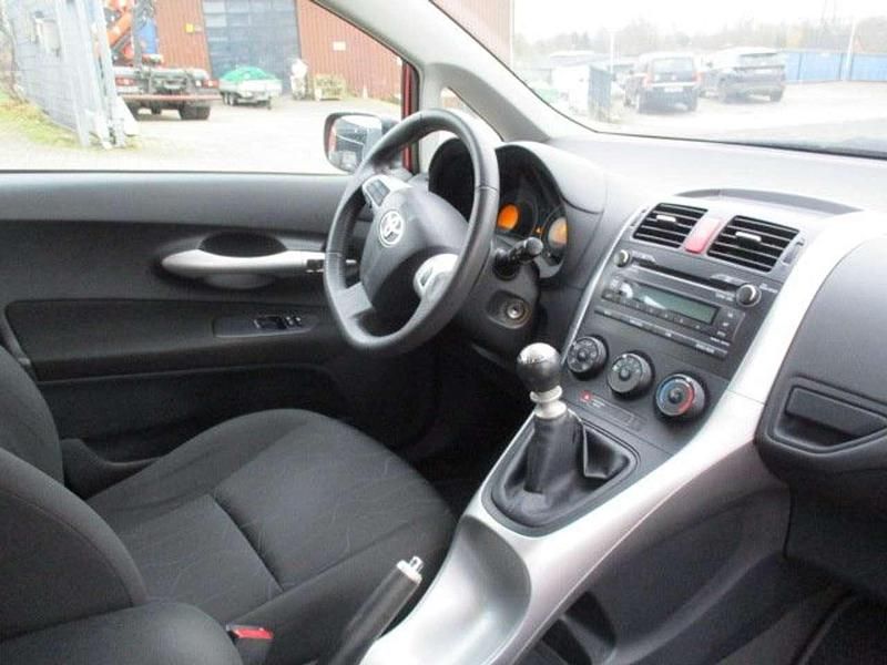 Gebraucht Toyota Auris Life 100 PS (73 kW) 2012 Rot Limousine