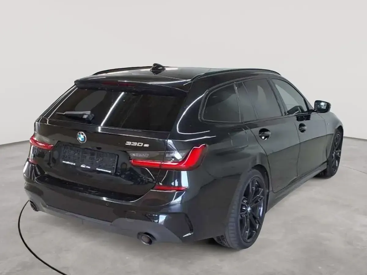 Gebraucht BMW 330 M Sport 184 PS (135 kW) 2021 Saphirschwarz metallic Kombi