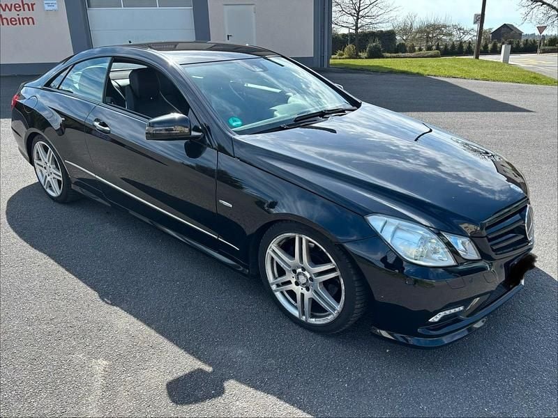 Gebraucht Mercedes E350 AMG 265 PS (194 kW) 2011 Schwarz Coupé