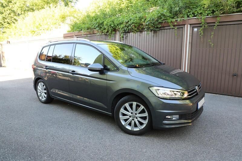 Grau Gebraucht 2016 VW Touran Comfortline Van / Kleinbus | 15.900 € (Fairer Preis) - Bild 1/4
