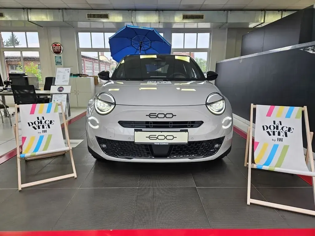 Neu Fiat 600E Sport 114 kW (156 PS) 2026 Grün Limousine
