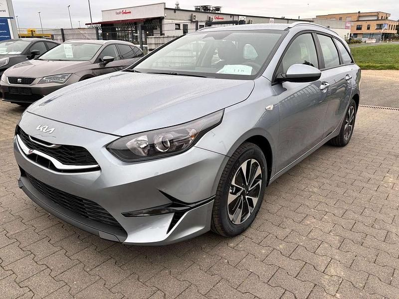 Silber Neu 2025 Kia Ceed Sportswagon Kombi | 24.694 € (Guter Preis) - Bild 1/4