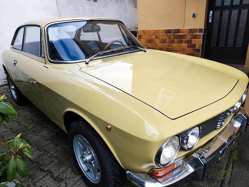Gelb Gebraucht 1974 Alfa Romeo 2000 Coupé | 27.500 € - Bild 1/4