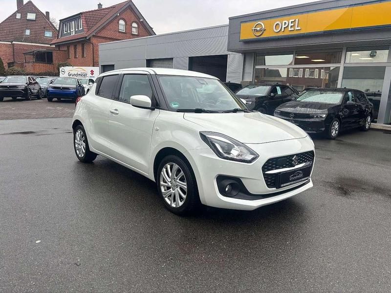 Gebraucht Suzuki Swift Comfort 83 PS (61 kW) 2022 Pure white pearl metallic Kleinwagen