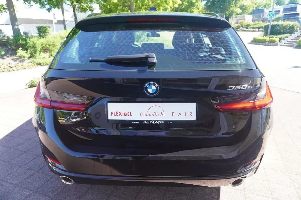 Gebraucht BMW 320e 204 PS (150 kW) 2023 Schwarz ii Kombi