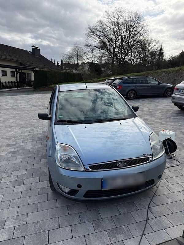 Gebraucht Ford Fiesta 60 PS (44 kW) 2004 Blau Kleinwagen