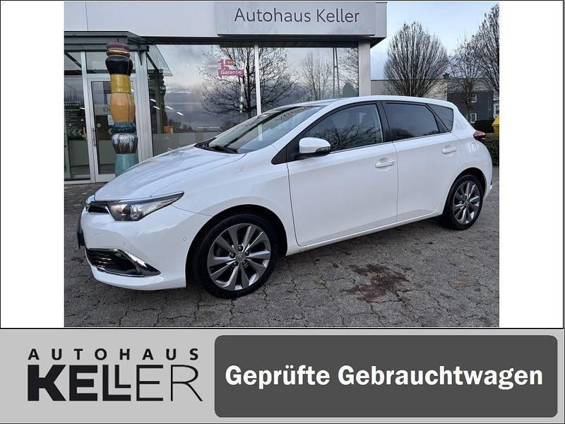 Weiß Gebraucht 2015 Toyota Auris Executive Limousine | 12.950 € (Etwas zu teuer) - Bild 1/4