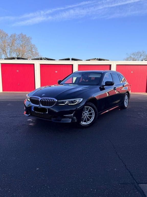 Schwarz Gebraucht 2019 BMW 320 Luxury Line Kombi | 20.800 € (Teuer) - Bild 1/4