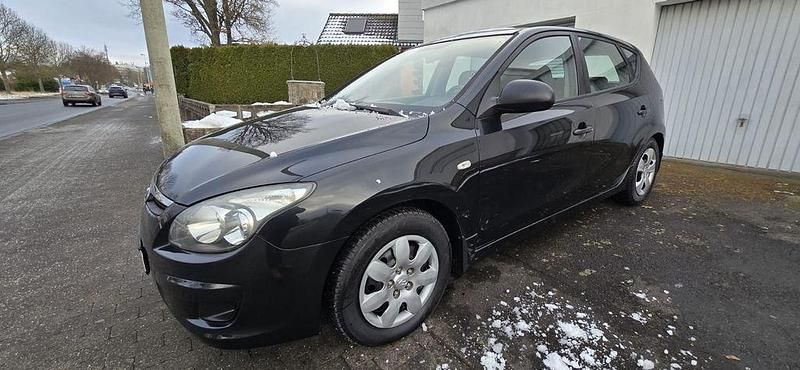Schwarz Gebraucht 2011 Hyundai i30 Edition Limousine | 3.300 € (Guter Preis) - Bild 1/4
