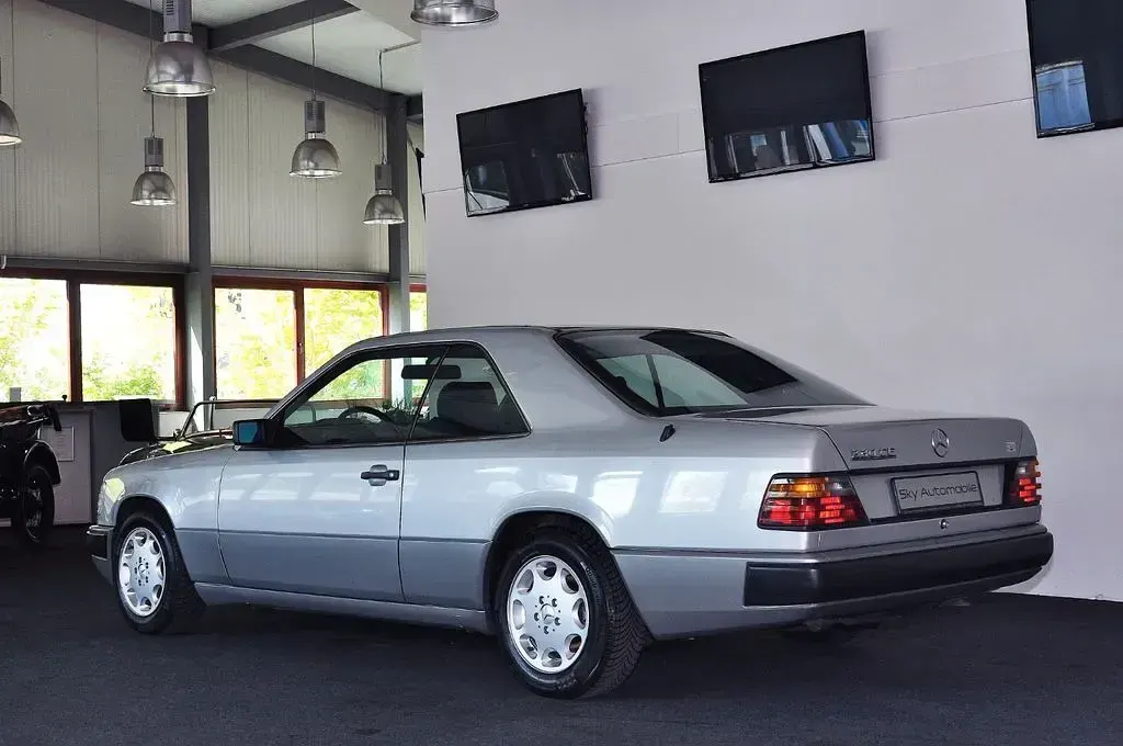 Gebraucht Mercedes 230 132 PS (97 kW) 1989 Brillantsilber Coupé
