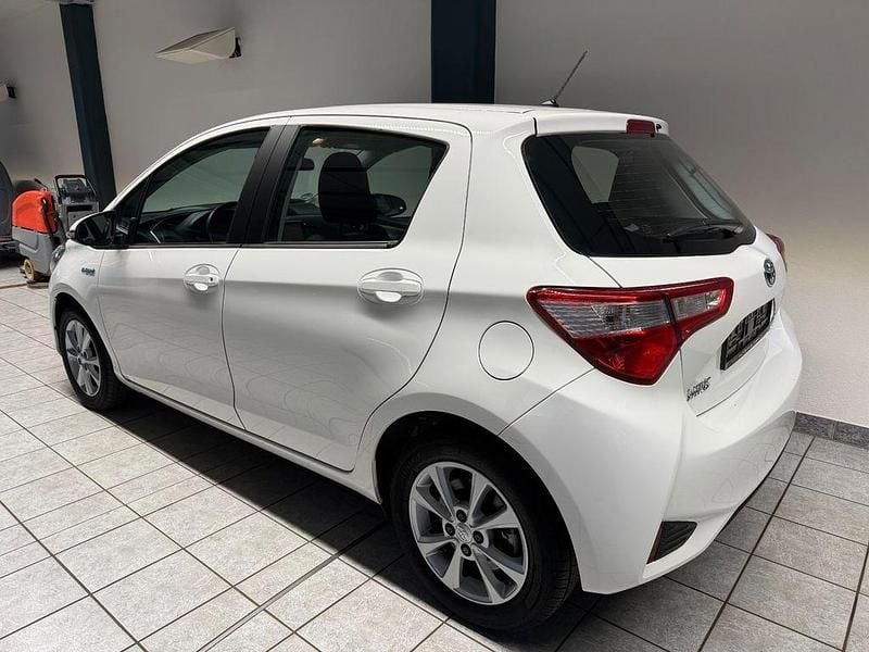 Gebraucht Toyota Yaris Hybrid 75 PS (55 kW) 2020 Weiß Limousine