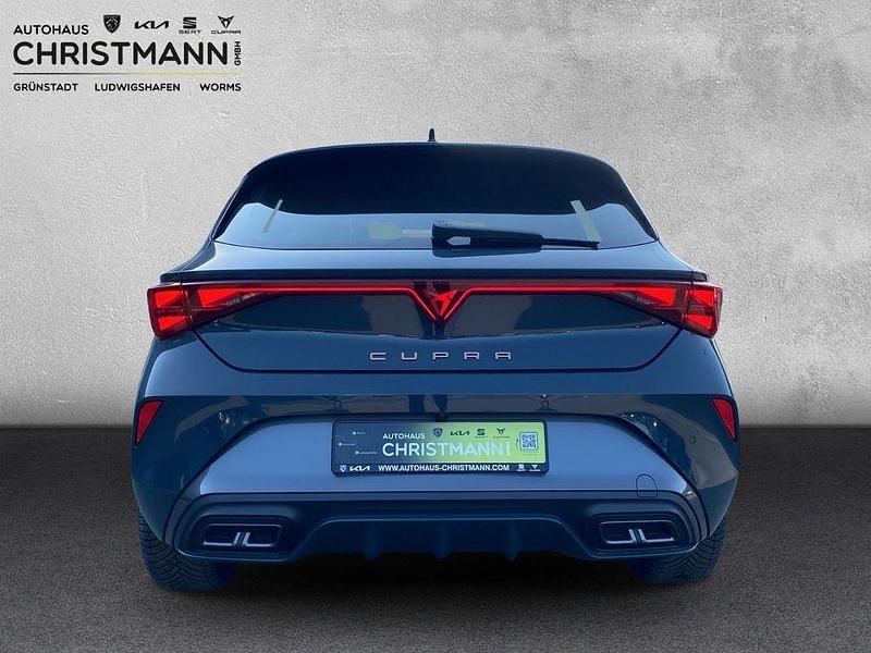 Neu Cupra Leon 150 PS (110 kW) 2025 Blau Limousine