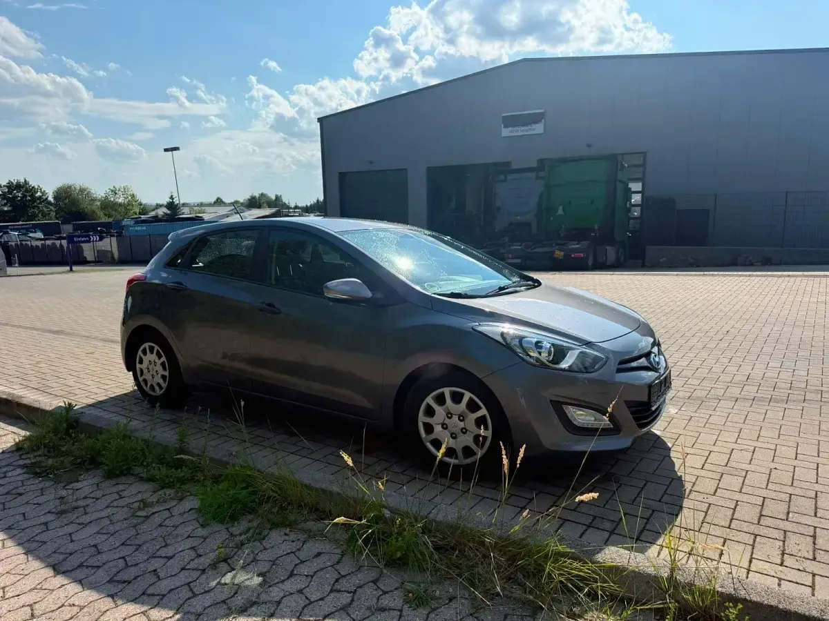 Gebraucht Hyundai i30 90 PS (66 kW) 2013 Grau Limousine