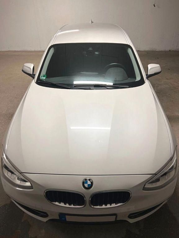 Weiß Gebraucht 2013 BMW 116 Sport Line Kleinwagen | 5.799 € - Bild 1/4