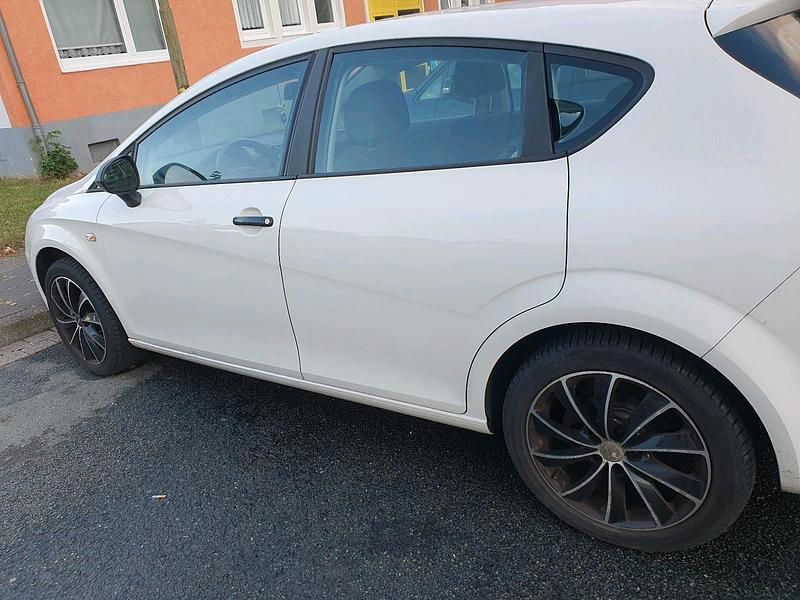 Weiß Gebraucht 2010 Seat Ibiza Kleinwagen | 2.200 € - Bild 1/4