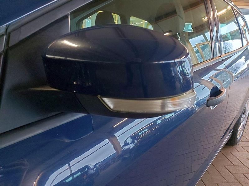 Gebraucht Ford Focus Ambiente 101 PS (74 kW) 2014 Blazerblau Kombi