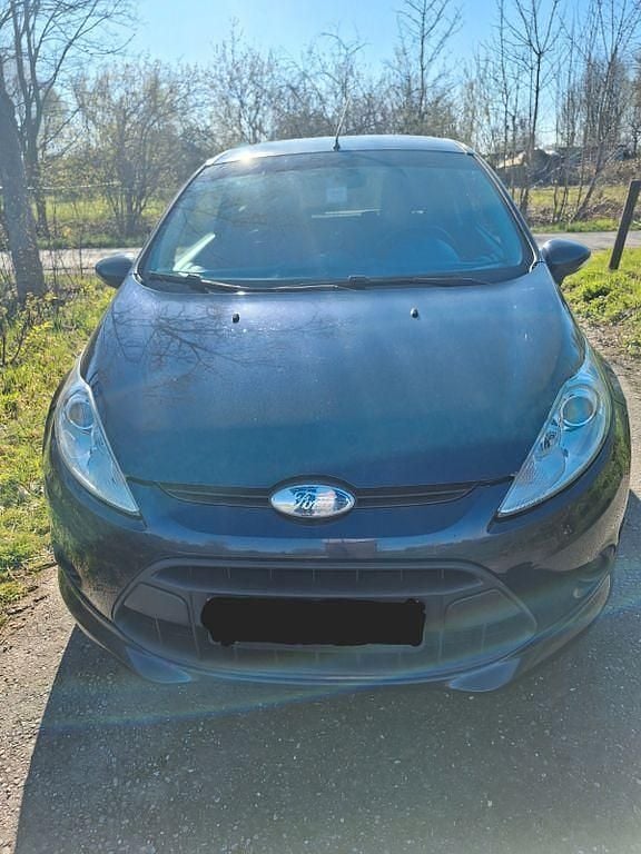 Gebraucht Ford Fiesta Ambiente 92 PS (67 kW) 2010 Blau Kleinwagen
