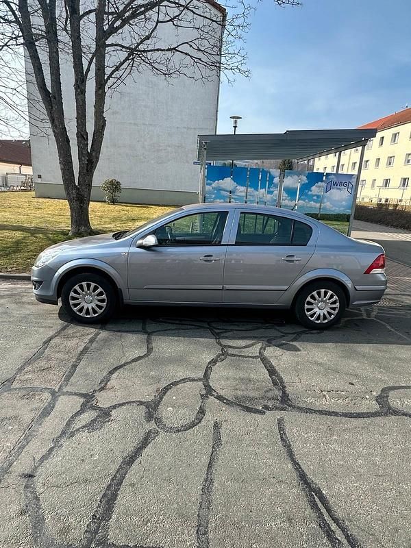 Gebraucht Opel Astra 105 PS (77 kW) 2008 Silber Limousine
