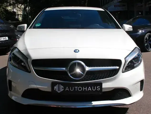 Gebraucht Mercedes A180 122 PS (89 kW) 2016 Calcitweiss  unilack Limousine