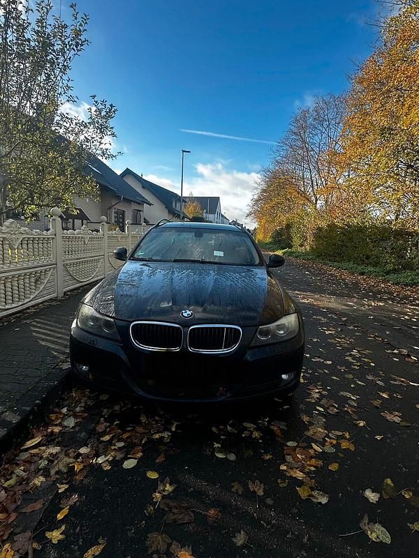 Schwarz Gebraucht 2009 BMW 318 Kombi | 4.500 € (Teuer) - Bild 1/2