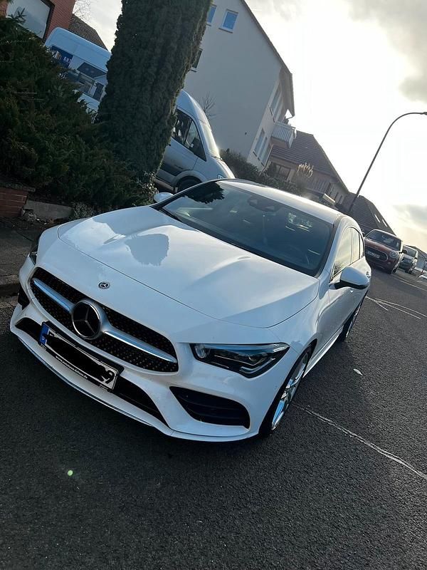 Weiß Gebraucht 2019 Mercedes CLA220 Shooting Brake Kombi | 25.999 € - Bild 1/4