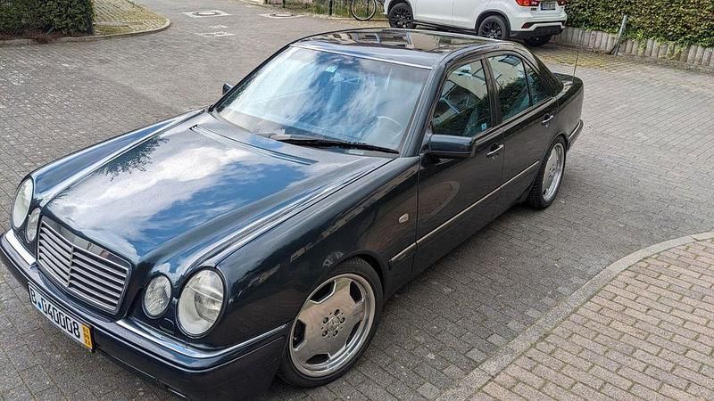 Blau Gebraucht 1995 Mercedes 320 Limousine | 7.999 € - Bild 1/4