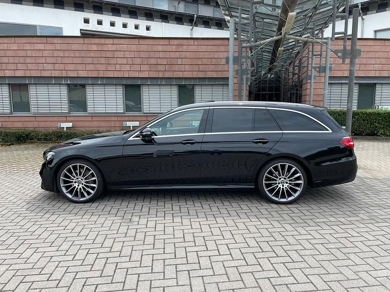 Schwarz Gebraucht 2020 Mercedes E300 AMG Kombi | 29.500 € (Superpreis) - Bild 1/4