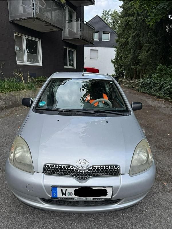 Grau Gebraucht 2002 Toyota Yaris Limousine | 1.200 € (Guter Preis) - Bild 1/4