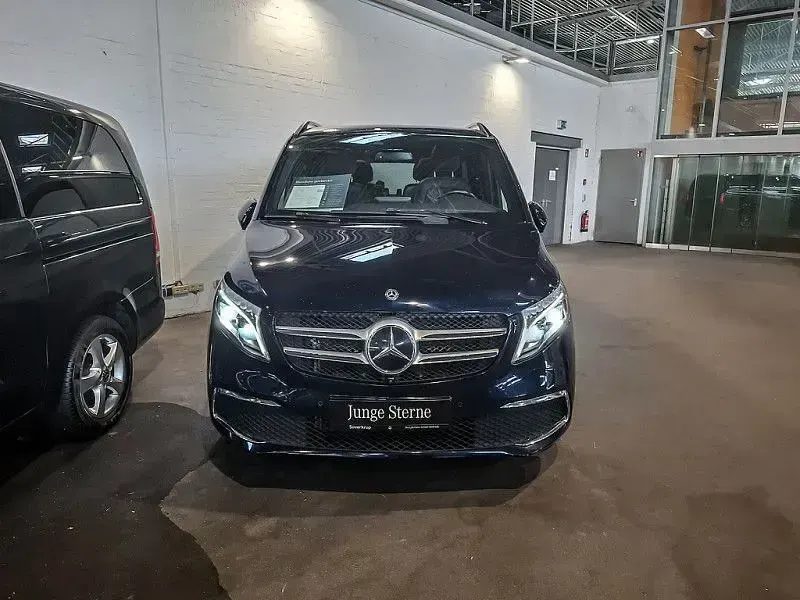 Gebraucht Mercedes V300 Avantgarde 239 PS (175 kW) 2019 Blau Van / Kleinbus