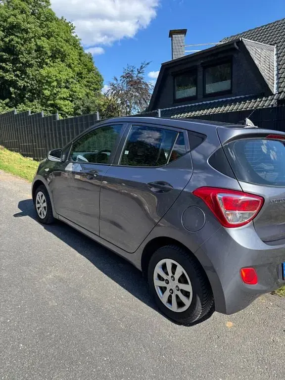 Gebraucht Hyundai i10 Classic 67 PS (49 kW) 2015 Grau Kleinwagen