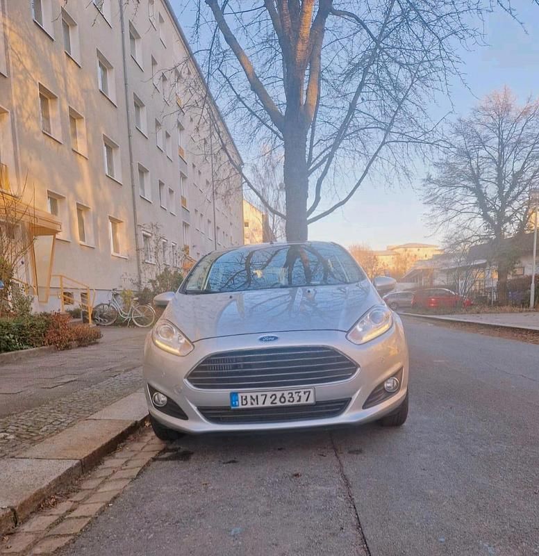 Grau Gebraucht 2016 Ford Fiesta Limousine | 8.350 € (Etwas zu teuer) - Bild 1/4