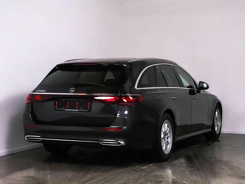 Gebraucht Mercedes E220 197 PS (144 kW) 2024 Metalliclack graphitgrau Kombi