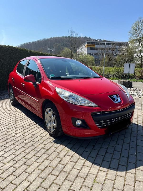 Gebraucht Peugeot 207 95 PS (69 kW) 2011 Rot Kleinwagen
