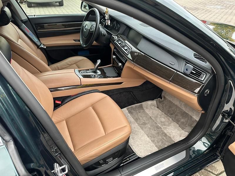 Gebraucht BMW 750 404 PS (297 kW) 2010 Grün Limousine