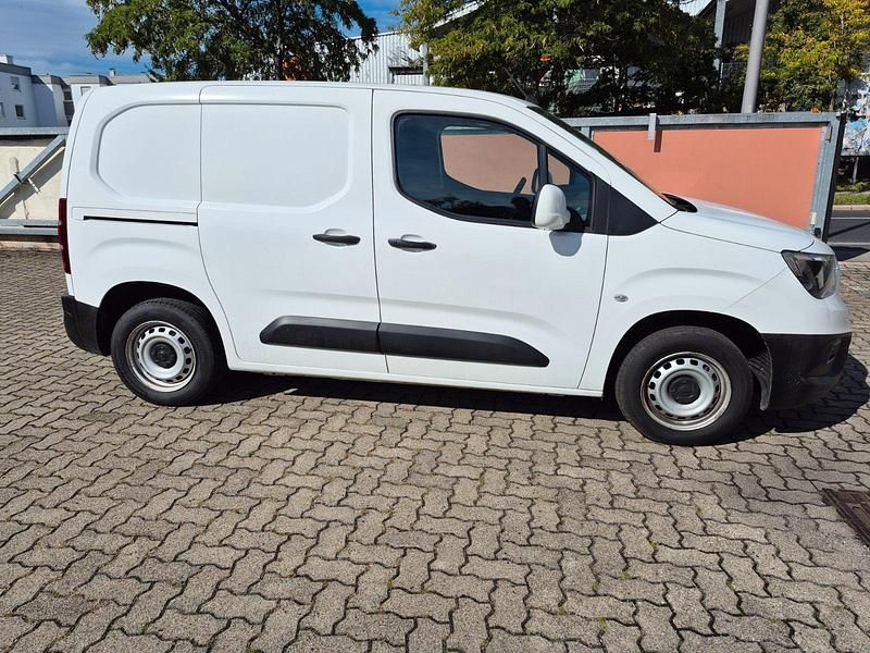 Używany Opel Combo 101 KM (74 kW) 2021 Biały Minivan