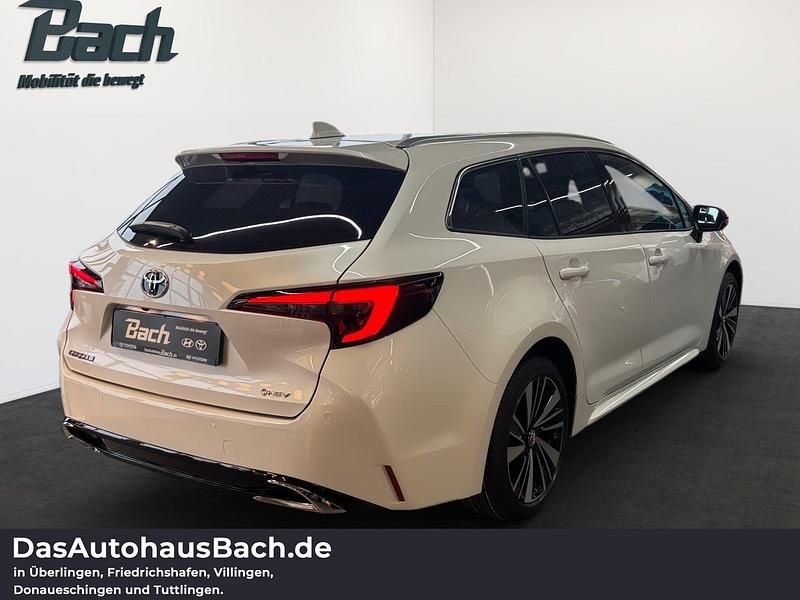 Neu Toyota Corolla 178 PS (130 kW) 2025 Platinum white Kombi