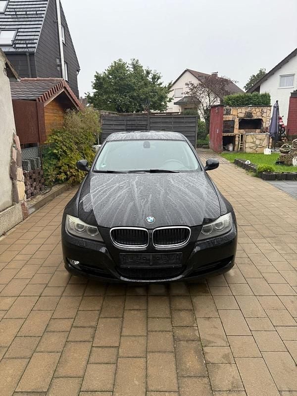 Schwarz Gebraucht 2012 BMW 320 Kombi | 4.450 € - Bild 1/4