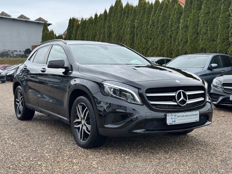 Schwarz Gebraucht 2015 Mercedes GLA200 Night SUV | 17.890 € (Guter Preis) - Bild 1/4