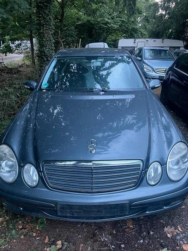 Grau Gebraucht 2005 Mercedes 220 Limousine | 1.590 € - Bild 1/4