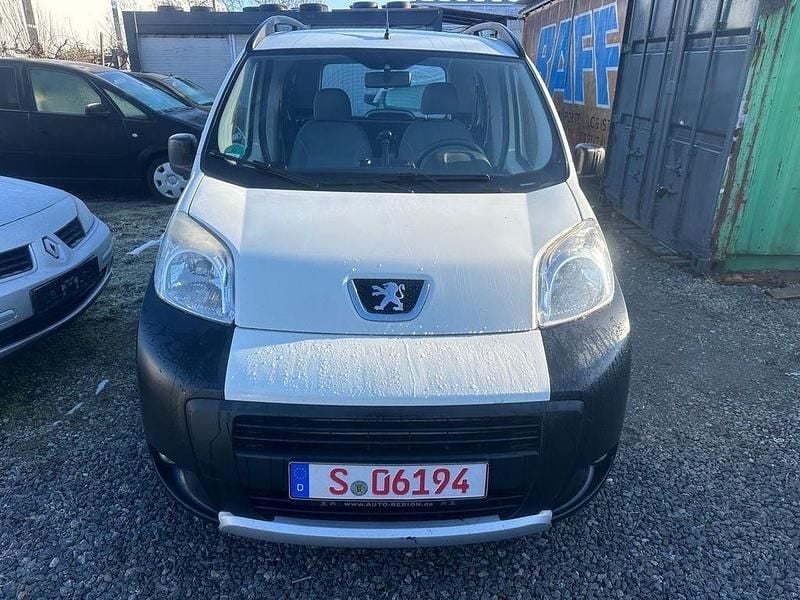 Weiß Gebraucht 2015 Peugeot Bipper Outdoor Van / Kleinbus | 5.299 € (Fairer Preis) - Bild 1/4